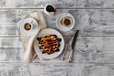 çikolata şurubu ile Pancakes