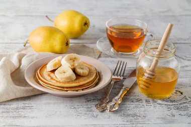 Bal ve muz rustik ahşap üzerine dilim ile krep yığını