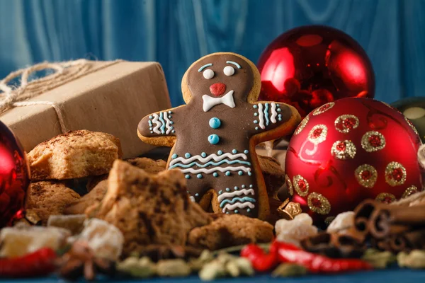 Weihnachtsessen auf rustikalem Tisch mit Zimt und Lebkuchen — Stockfoto