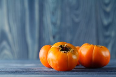 Tahta bir masada taze olgun hurma.