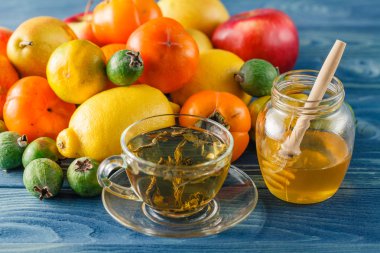 Elma ve ahşap masa mavi arka plan üzerinde tatlım