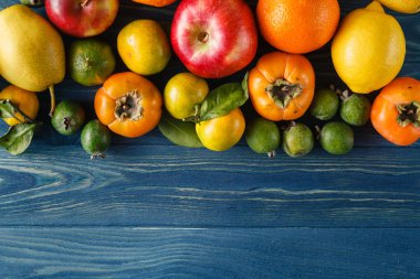 Kopya ile beyaz ahşap zemin üzerinde taze organik sebze dahil