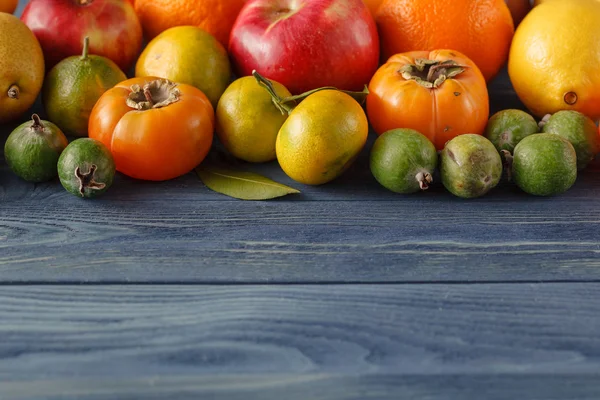 Sommerrahmen mit frischem Bio-Gemüse und Obst auf Holz — Stockfoto
