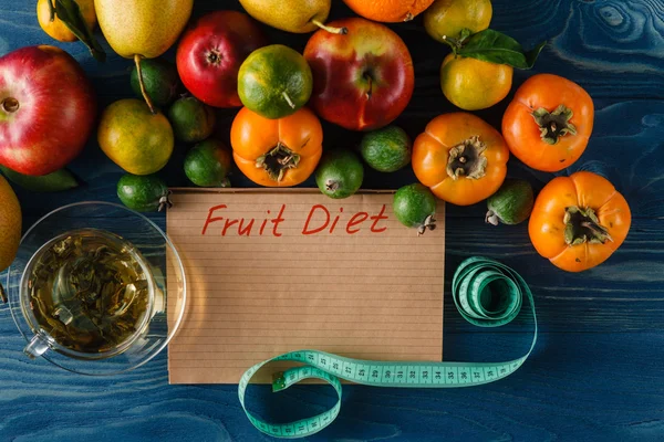 Obst, Gemüse und Maßband in der Ernährung auf Holzrücken — Stockfoto