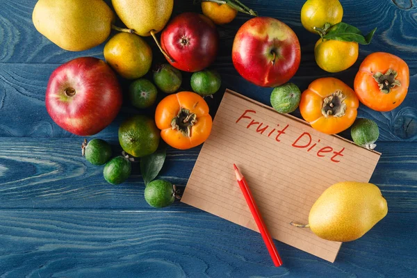 Haufen frisches Obst und Gemüse auf Holzboden — Stockfoto