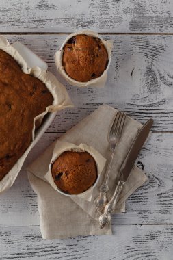 Kuru üzüm ve bir fincan kahve ile kepekli çörek