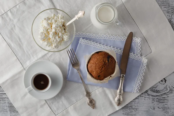 A fából készült asztal Muffin kávé-felülnézet — Stock Fotó