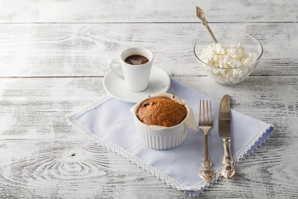 Hot coffee and muffin — Stock Photo, Image