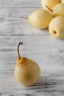 ahşap masa portre üzerinde armut