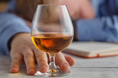 Genç alkollü adam evinde viski içme.