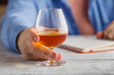 Genç alkollü adam evinde viski içme.