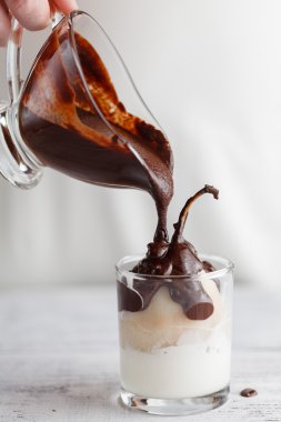 krem ve nazik pişirme işlemi ile armut tartlets