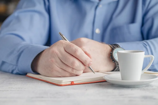 Homem de negócios trabalhando em um escritório em seu local de trabalho — Fotografia de Stock