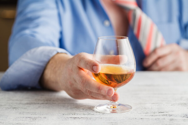 Молодой алкоголик пьет виски у себя дома
.