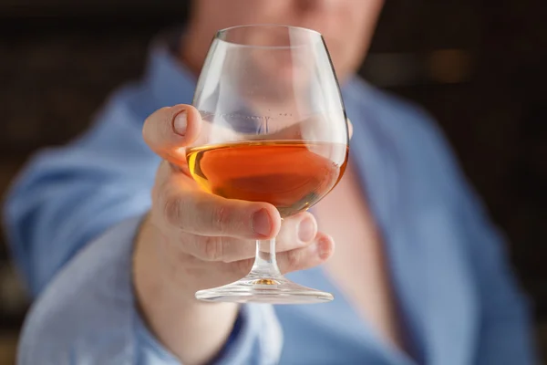 Homme d'affaires tenant un verre de whisky, gros plan — Photo