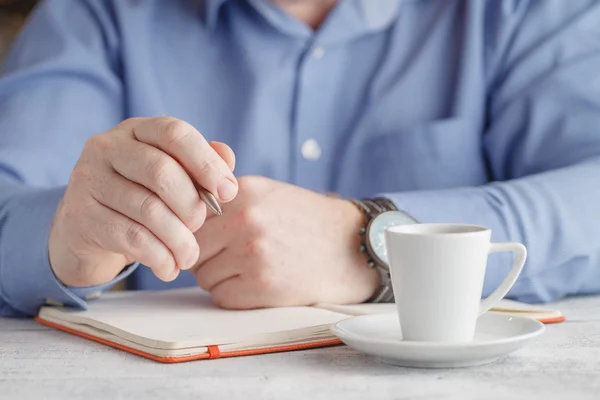 Man Hand holding Cup of coffee on white wooden table background — Φωτογραφία Αρχείου