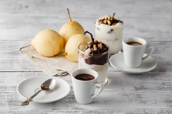 Kaffee-Kuchen mit Herbstbirnen und Kaffee mit Gewürzen — Stockfoto