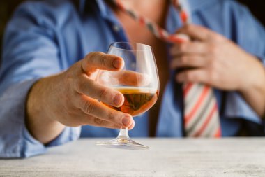 alkol cam ile tatma takım elbiseli yakışıklı genç