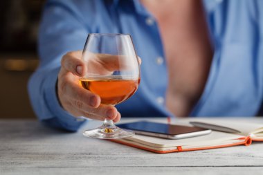 adam (içme bir tost ekmegi)