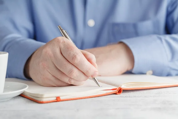 Escritura a mano masculina en cuaderno con pluma — Foto de Stock