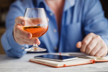 konyak içmeye işadamı