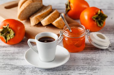 kahve kayısı reçeli ve ekmek ile