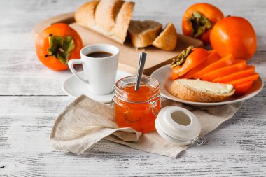 kahve kayısı reçeli ve ekmek ile