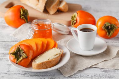 Lezzetli şeftali ve turuncu bir kahvaltı masası reçel.