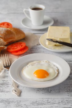 Kızarmış yumurta tost ile