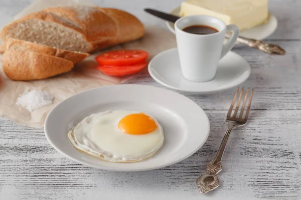 Śniadanie na stole z kawą — Zdjęcie stockowe