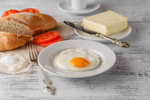 Jajka sadzone na białe płytki na zdrowe śniadanie — Zdjęcie stockowe
