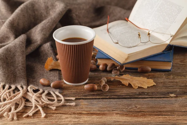 Tasse Tee mit altem Buch, Herbstblätter auf Holztisch — Stockfoto