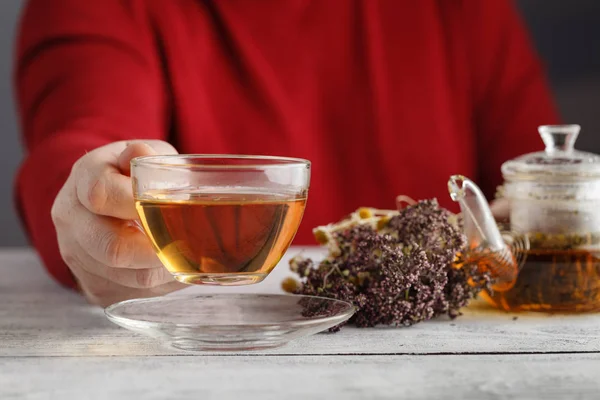 Xícara de chá de ervas preto, foco seletivo — Fotografia de Stock