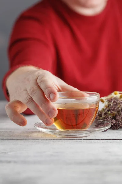 Männliche Hände halten Tasse mit heißem Kräutertee. Winter und Weihnachten — Stockfoto