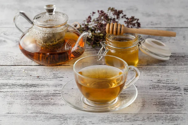 Теплый мёдный чай с травами. Концепция здравоохранения — стоковое фото