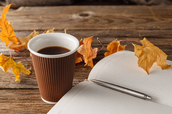 Tasse de thé avec vieux livre, feuilles d'automne sur table en bois Images De Stock Libres De Droits