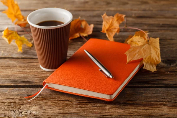 Carnet, pull tricoté avec feuilles d'automne et tasse à café Images De Stock Libres De Droits