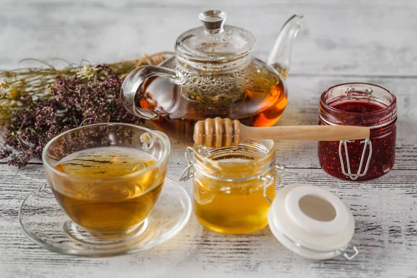Чашка травяного чая с полевыми цветами и различными травами — стоковое фото