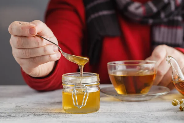 Honig im Glas und Kräutertee. Honig und Tee. Weicher Fokus — Stockfoto