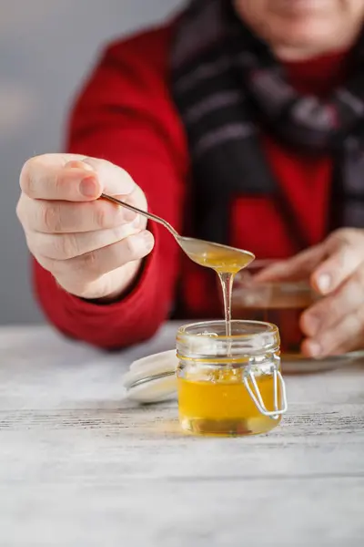 Frischer Honig auf Holztisch — Stockfoto