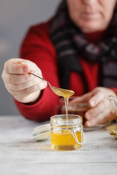 Honig und eine Tasse Tee — Stockfoto