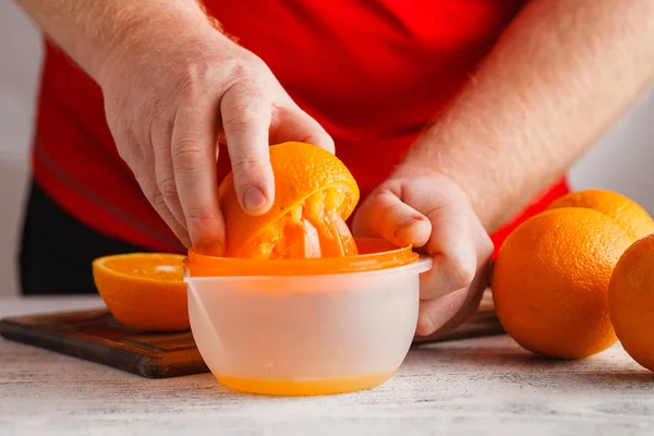Låt oss göra apelsinjuice genom squeezer — Stockfoto