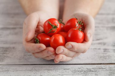 Cam, vintage ahşap kesme taze domates domates suyu 