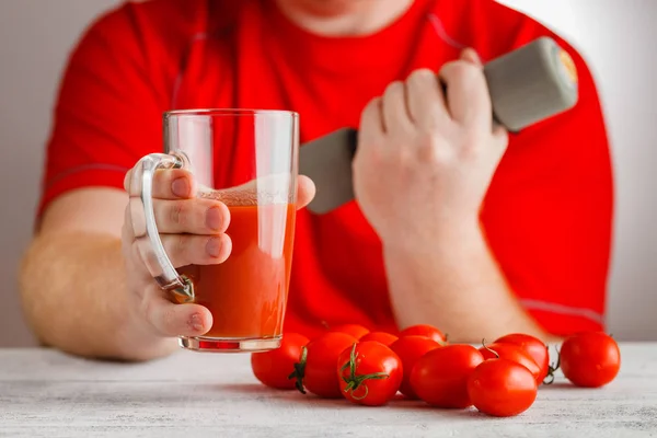 Tomaten SAP in de hand — Stockfoto