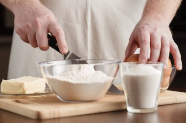 Noel pişirme. Adam Noel kurabiyesi hamur yapma önlük