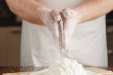 Noel pişirme. Adam Noel kurabiyesi hamur yapma önlük