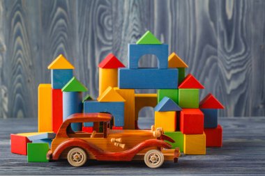 Ahşap küpleri ile metin ve renkli kale üzerinde mavi ba için alan