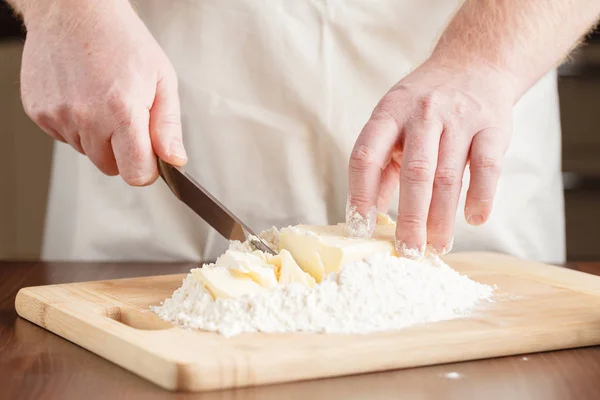 Preparação cozedura de pão, adicionando a manteiga — Fotografia de Stock