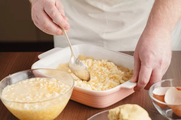 Kakan blandningen i tin innan bakning. Att göra konditorivaror — Stockfoto