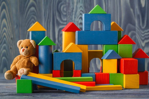 大厦从木制彩色儿童块 — 图库照片